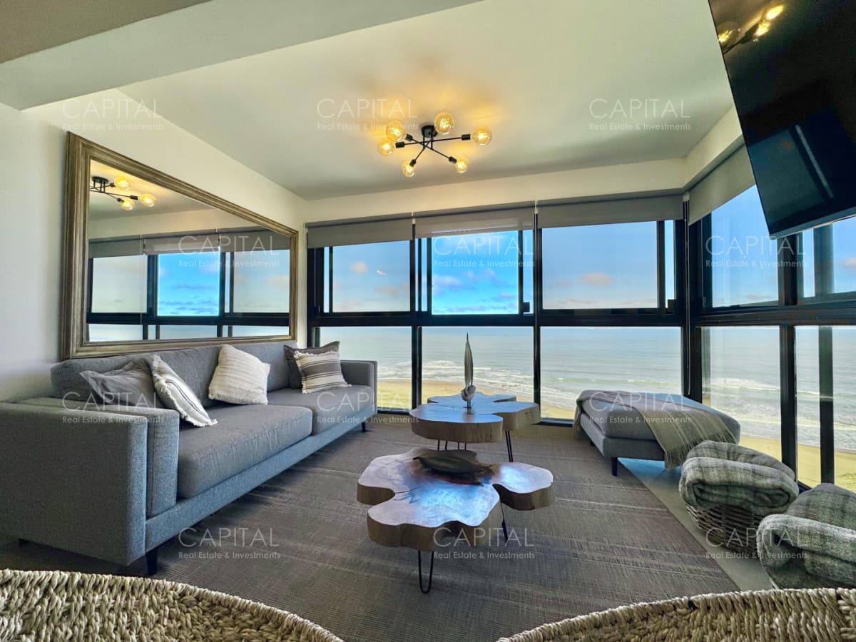 Apartamento en venta en Playa Brava frente al mar.