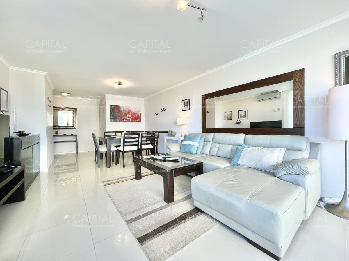 Excelente apartamento de tres dormitorios en venta, Punta del Este.
