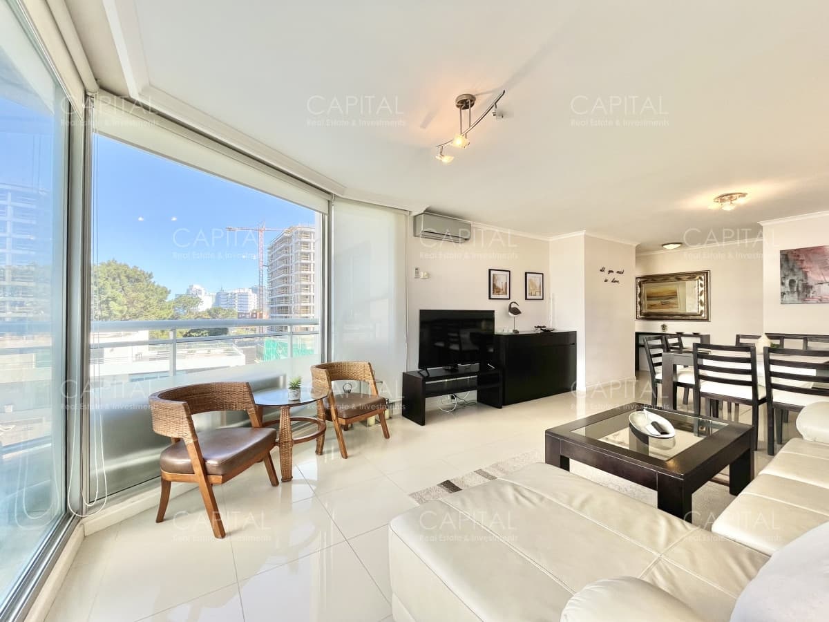 Excelente apartamento de tres dormitorios en venta, Punta del Este.