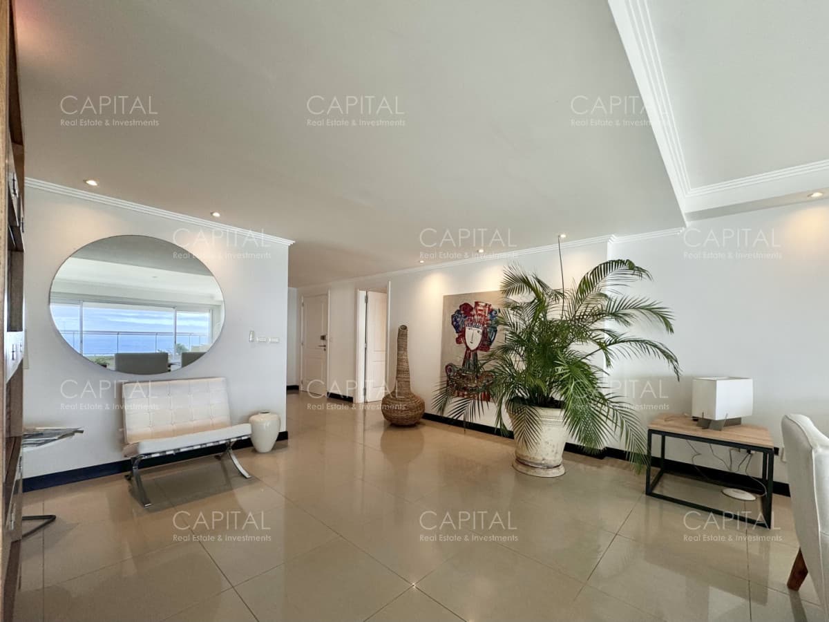 Apartamento de tres suites y dependencia en Torre Lobos en Venta