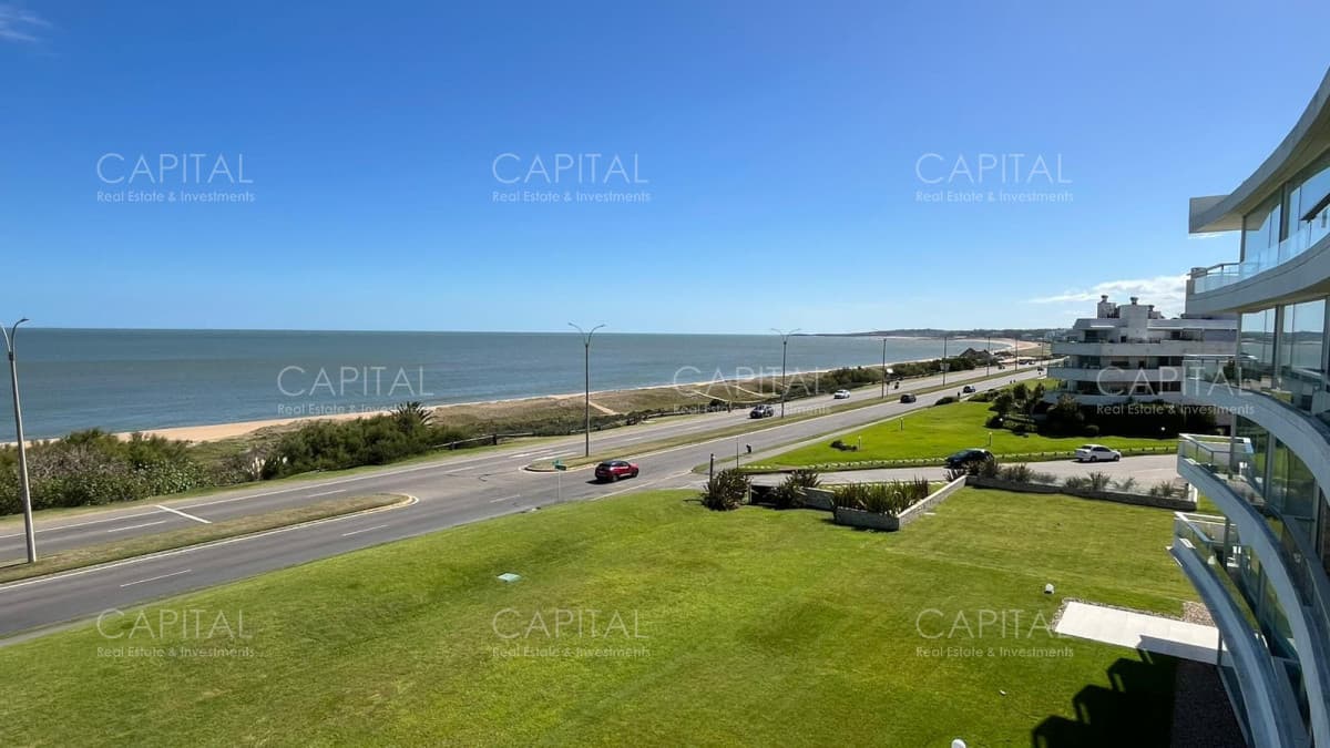Apartamento en Venta de 3 dormitorios en playa mansa.