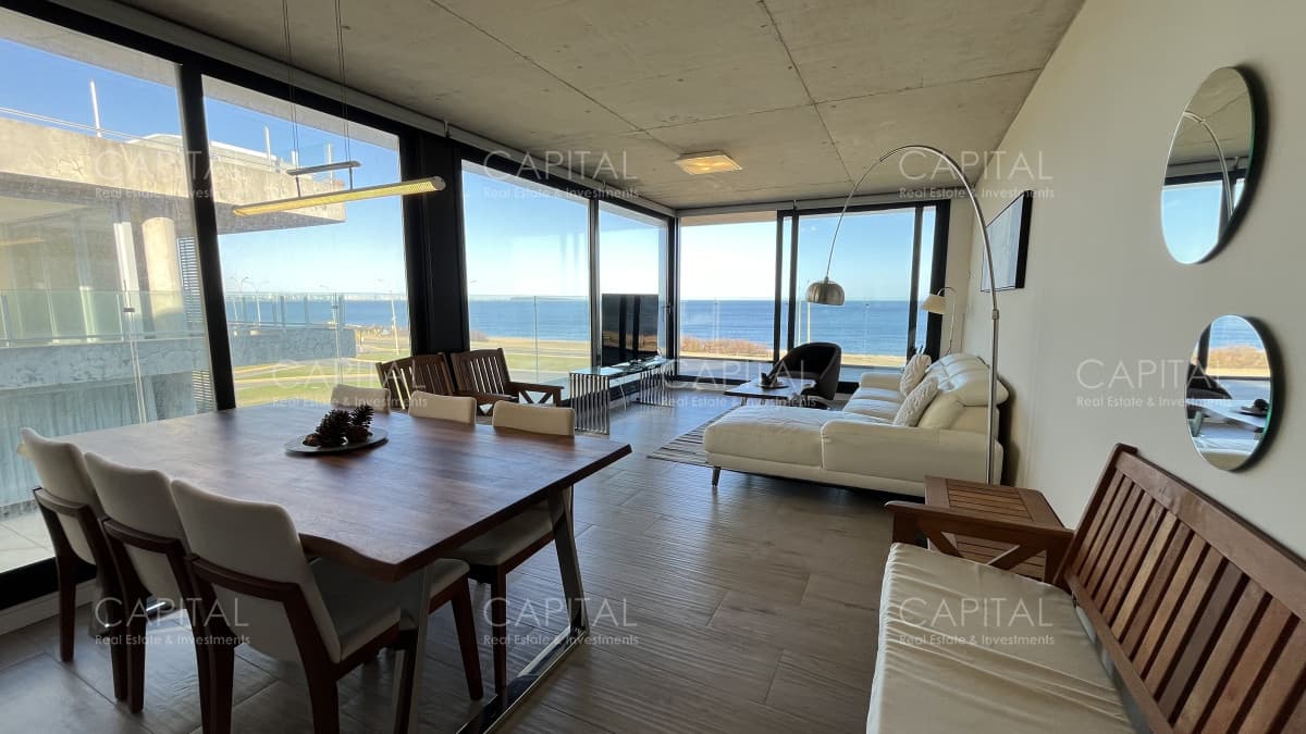 Apartamento en venta de 3 dormitorios en Playa Mansa frente al mar