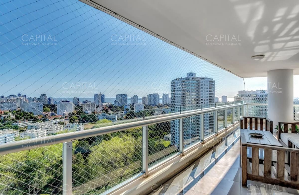 Apartamento en torre one de tres y servicio en venta