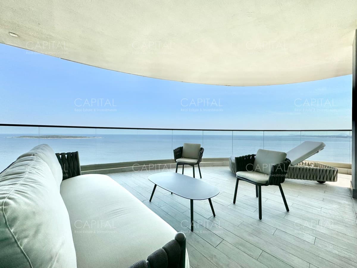 Apartamento esquinero en Fendi, Playa Mansa, Punta del este