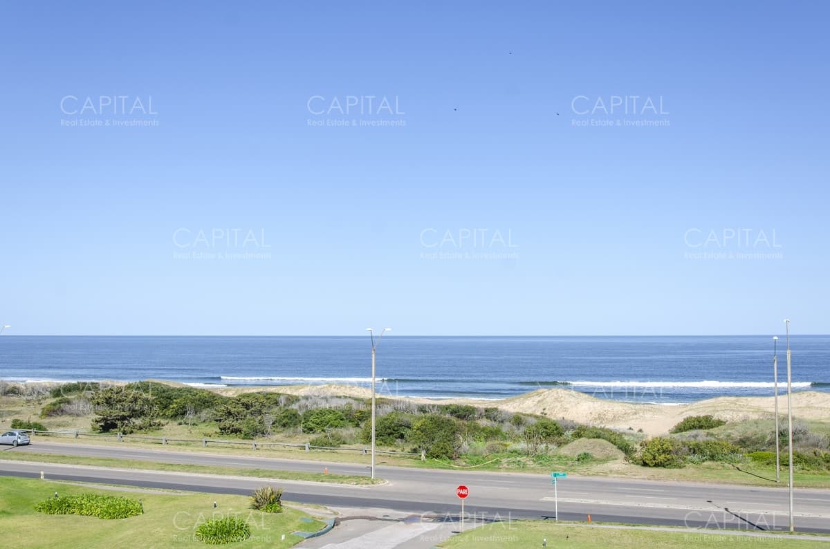 Dúplex en edificio de Playa Brava, primera línea al mar.