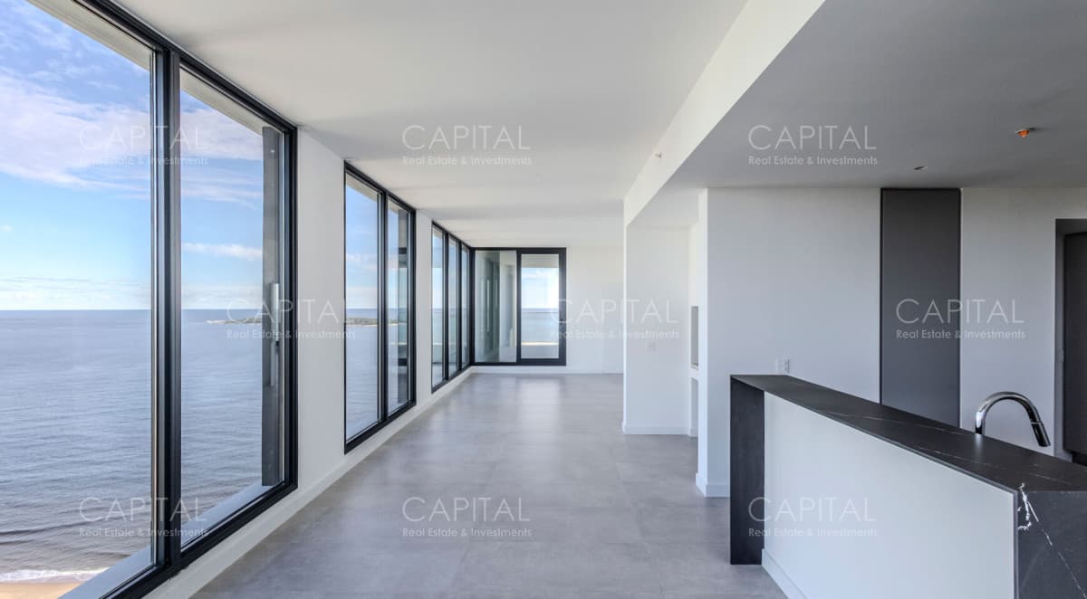 Penthouse en edificio Venetian Playa Mansa en Venta
