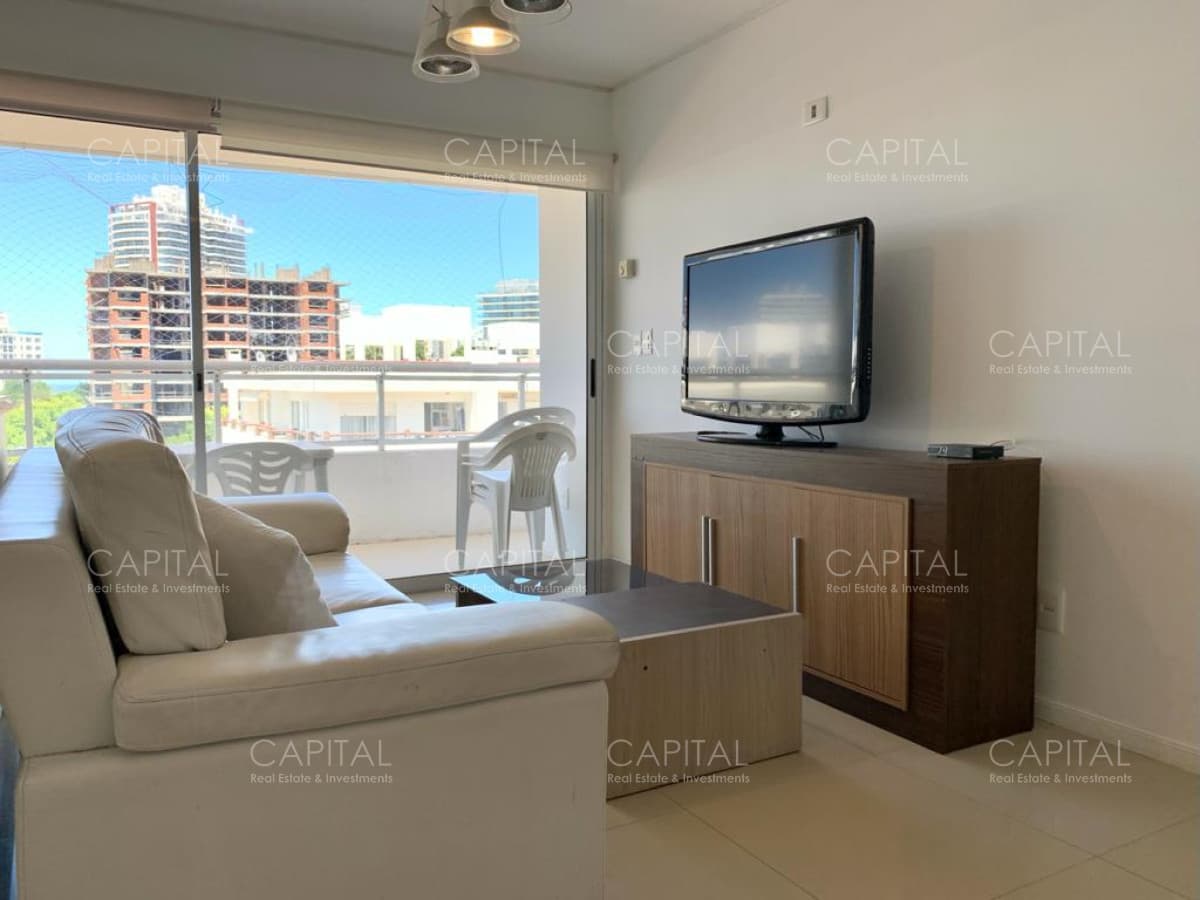 Apartamento de Dos Dormitorios en Venta - Punta del Este