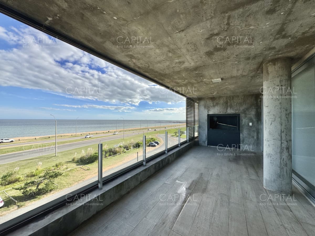 Apartamento duplex frente al mar en playa mansa en venta