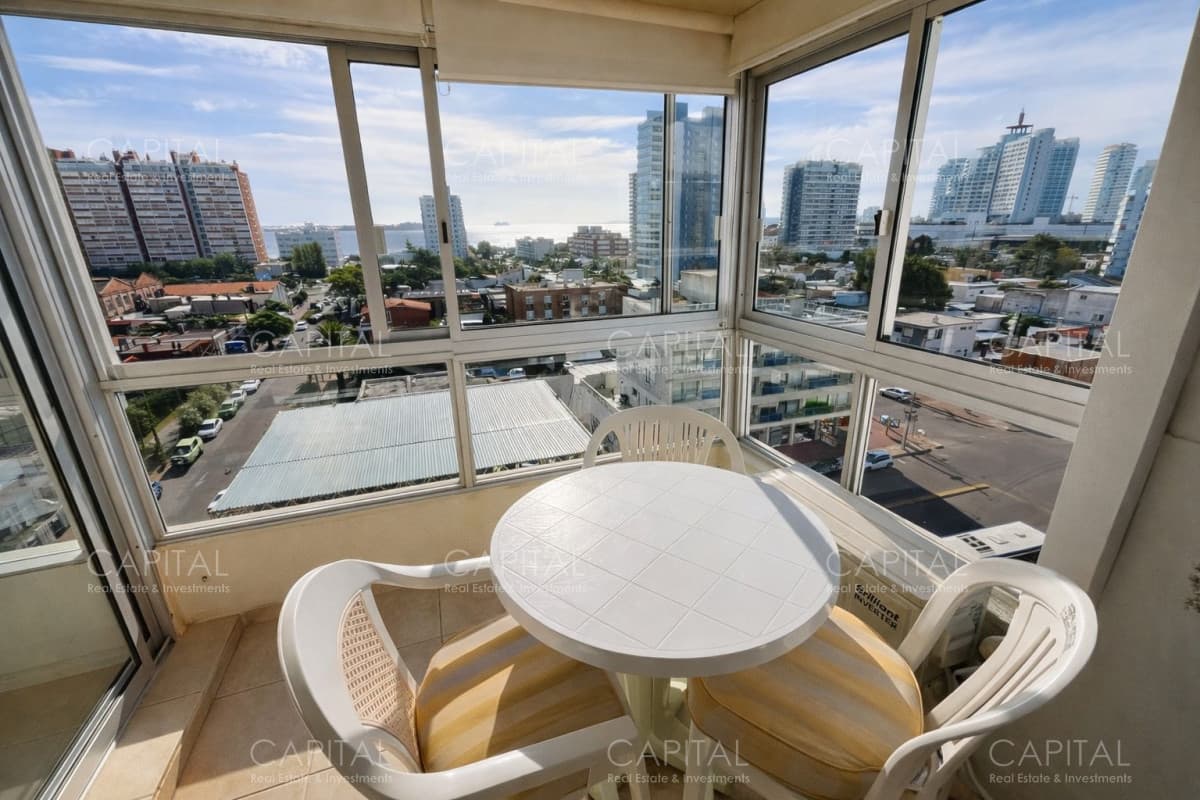 Apartamento dos dormitorios con vista al mar en venta