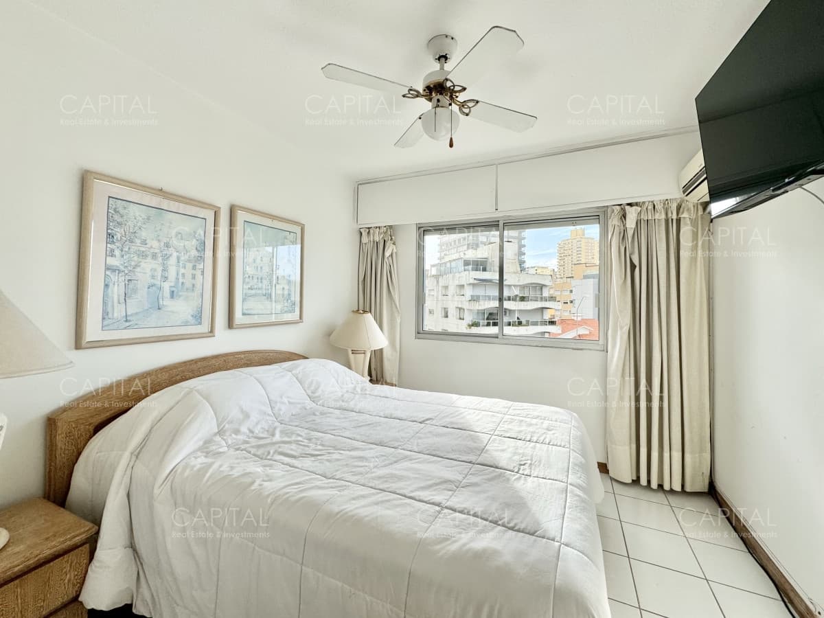 Apartamento de dos dormitorios en venta con vista al mar y parrillero propio. Punta del Este