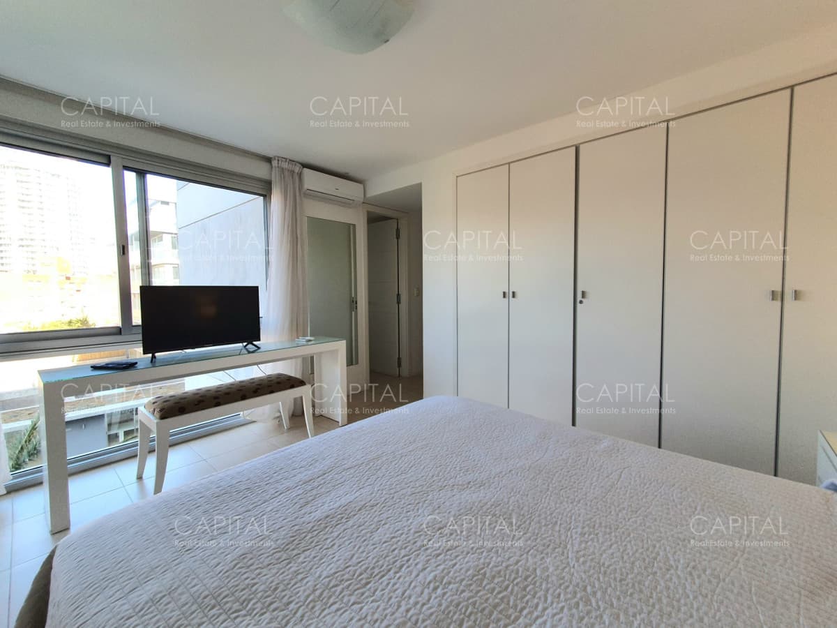 Apartamento en venta de tres dormitorios, edificio con muy buenos servicios.