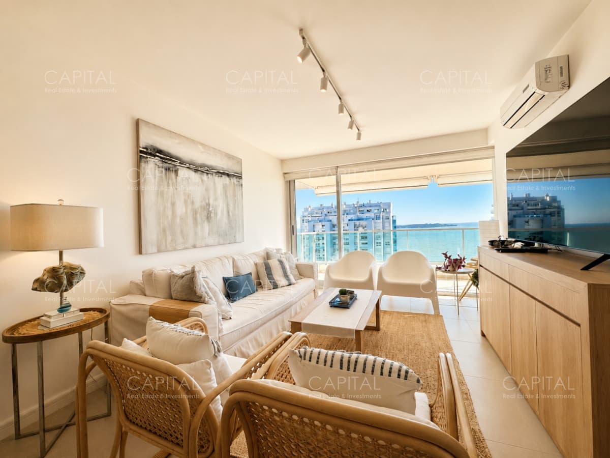 Apartamento en Venta 2 dormitorios, en Playa Mansa con vista al mar