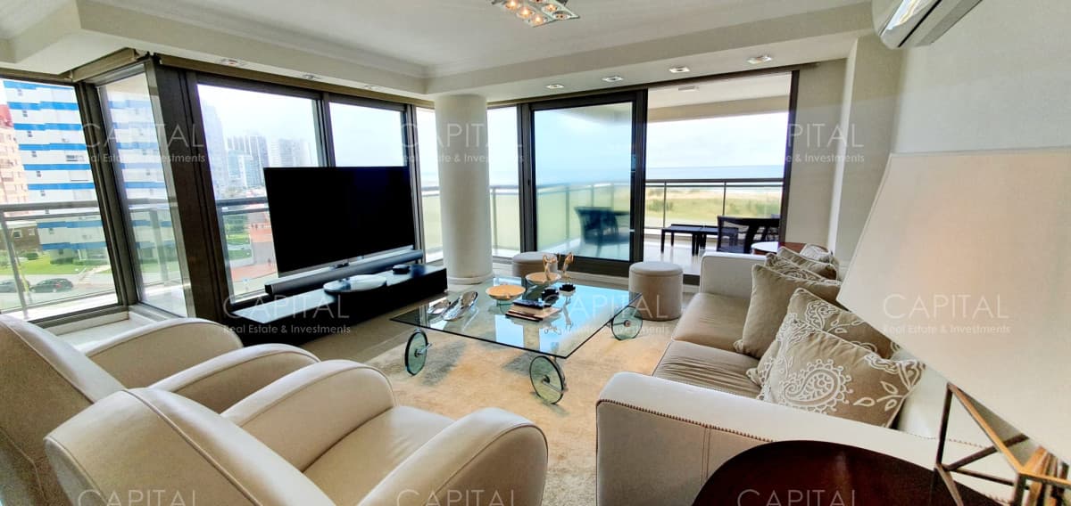 Venta departamento frente al mar tres dormitorios mas dependencia Playa Brava Punta del Este