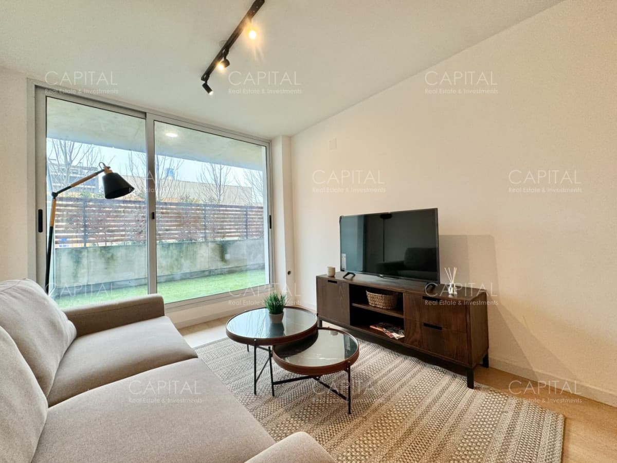Apartamento en venta de dos dormitorios con patio a pasos de Tres Cruces