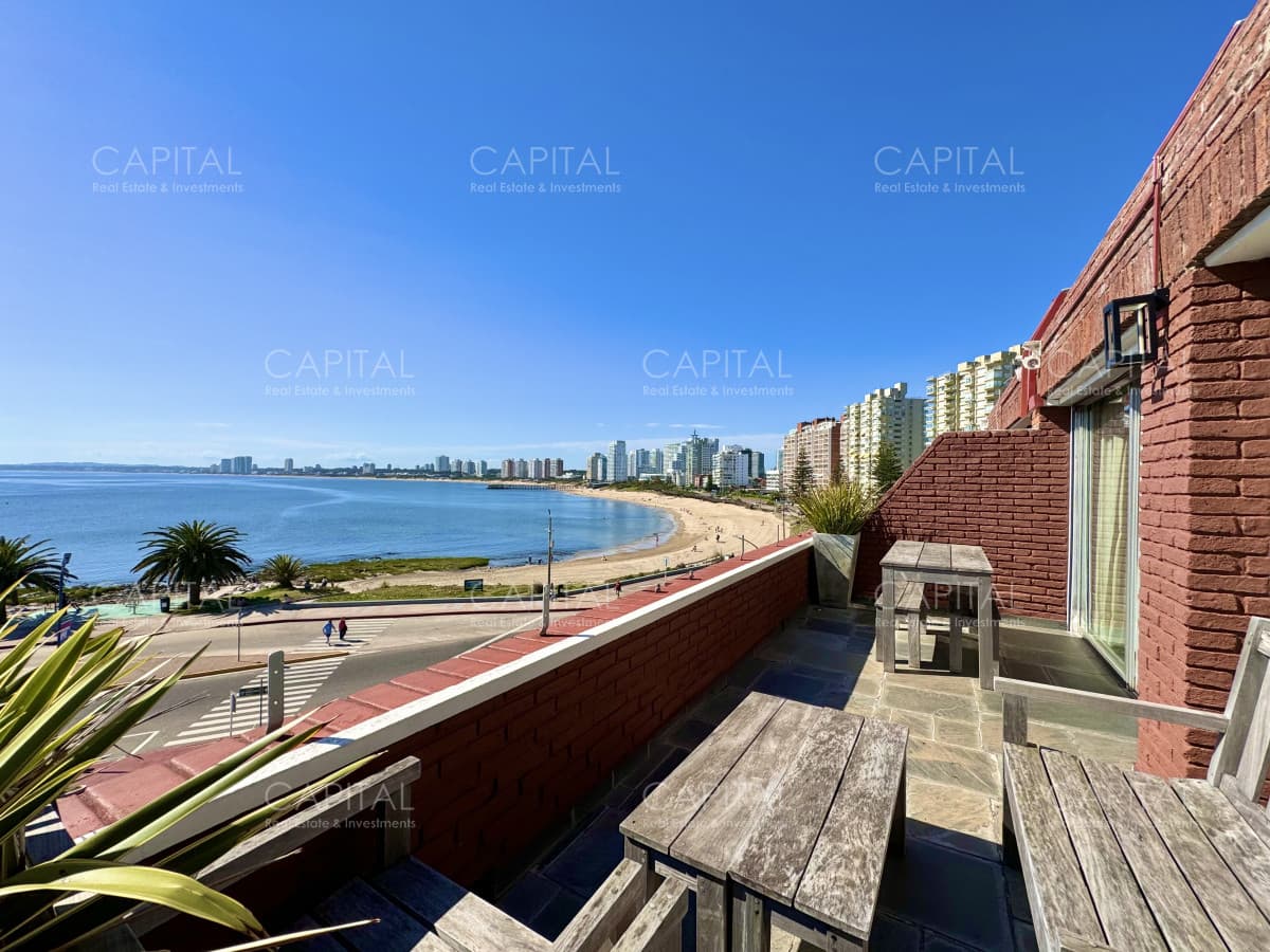 Apartamento de tres dormitorios en venta, Primera Linea Playa Mansa, Punta del Este.
