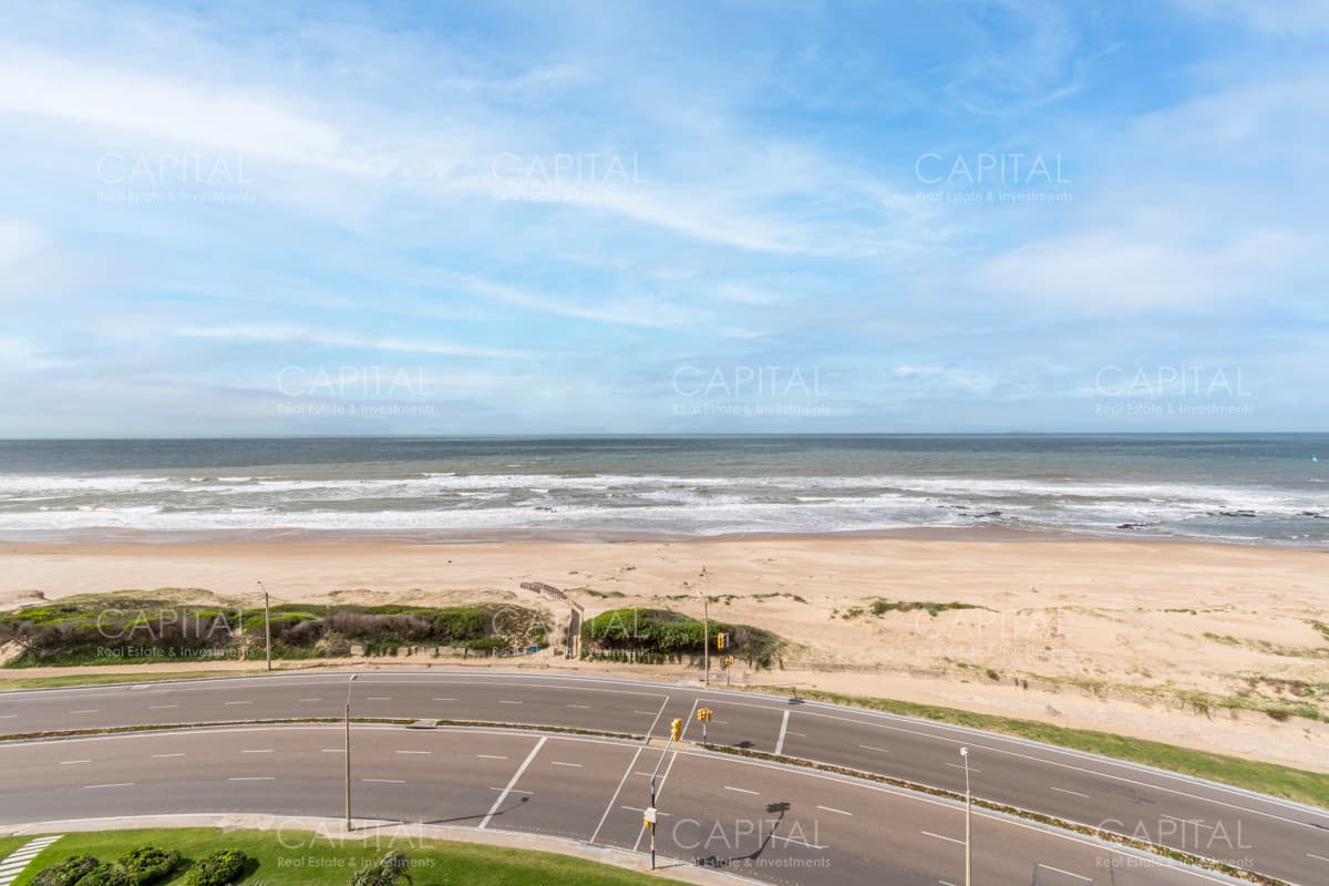 Venta de amplio apartamento sobre playa Brava íntegramente reciclado