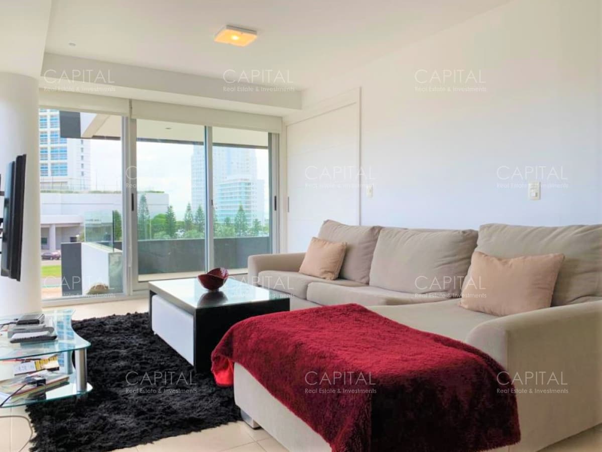 Apartamento de tres dormitorios, edificio con buenos servicios.