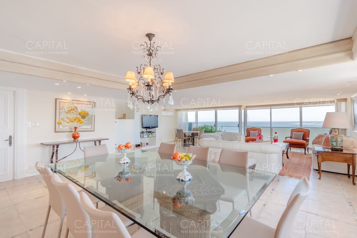 Penthouse de Cuatro Dormitorios frente al Mar - Venta Playa Mansa