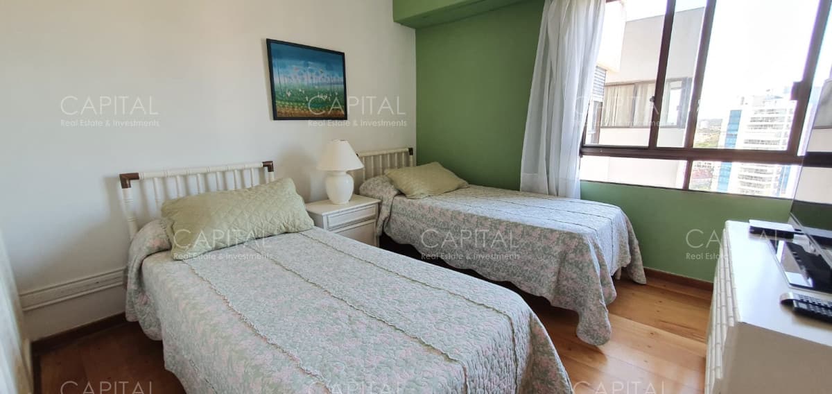 Apartamento de tres dormitorios frente al mar playa Brava Punta del Este