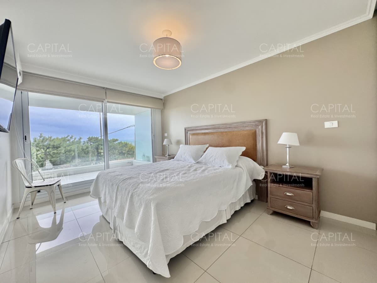 Apartamento de dos dormitorios y dependencia en Horizonte Playa Mansa
