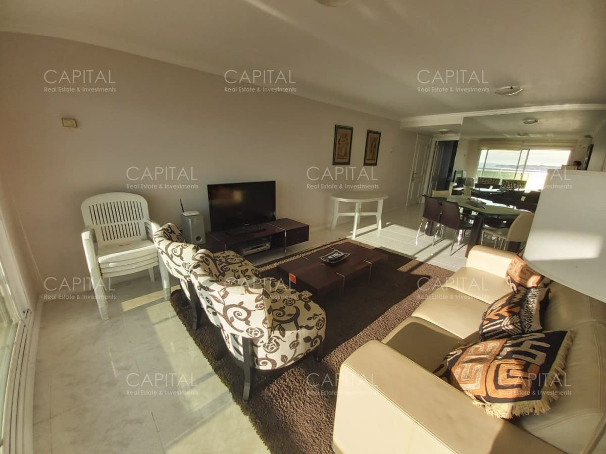 Venta de apartamento tres dormitorios sobre playa Mansa en inmejorable ubicación