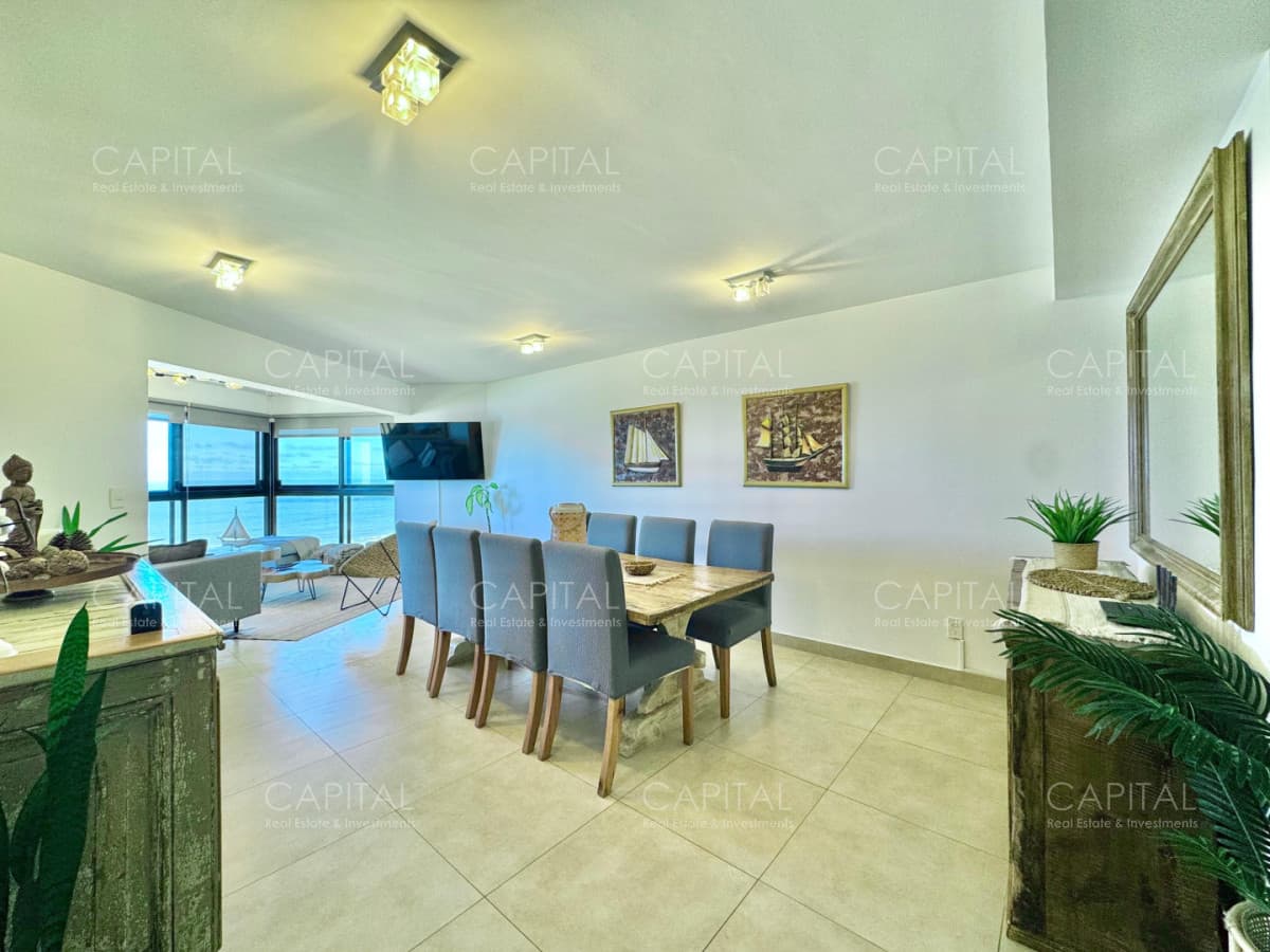 Apartamento en venta en Playa Brava frente al mar.