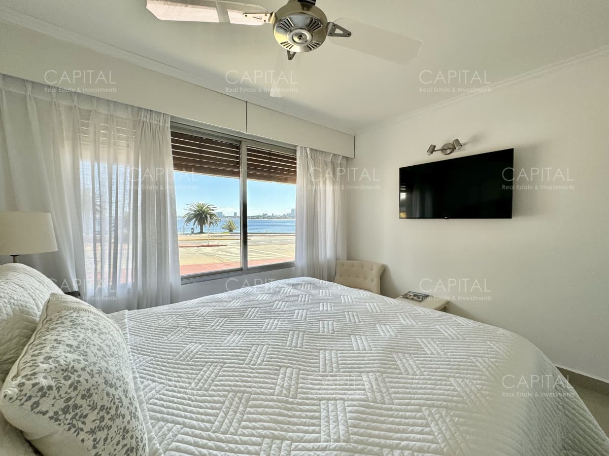 Apartamento de tres dormitorios con vista al mar, Playa Mansa, Punta del Este