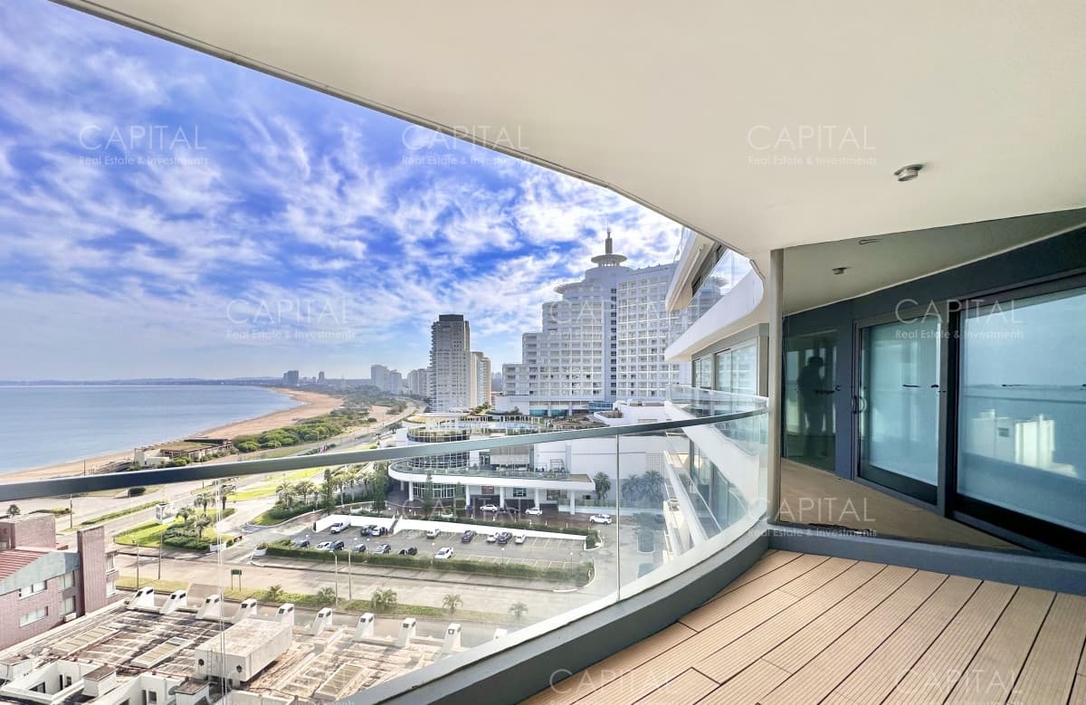 Apartamento de tres dormitorios con vista al mar en venta, Punta del Este.