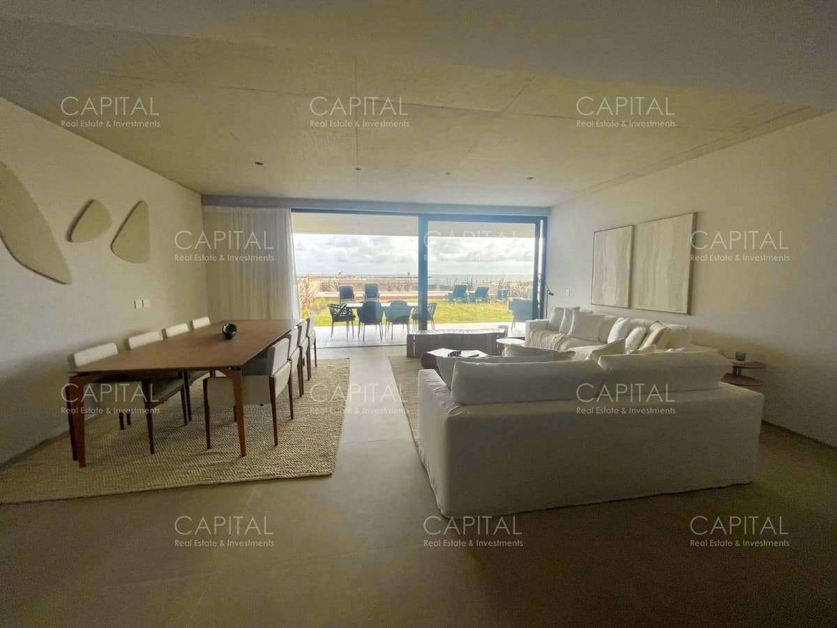 Departamento  en venta sobre el mar en La Barra con piscina y parrillero