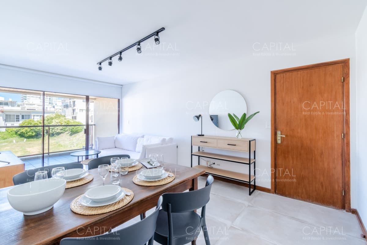 Apartamento en venta en Península de Punta del Este + dos dormitorios y vista lateral al Mar