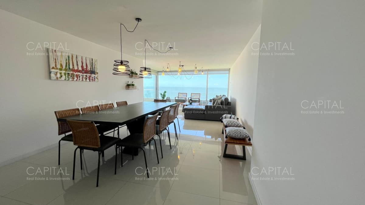 Apartamento en Venta de 3 dormitorios en playa mansa.