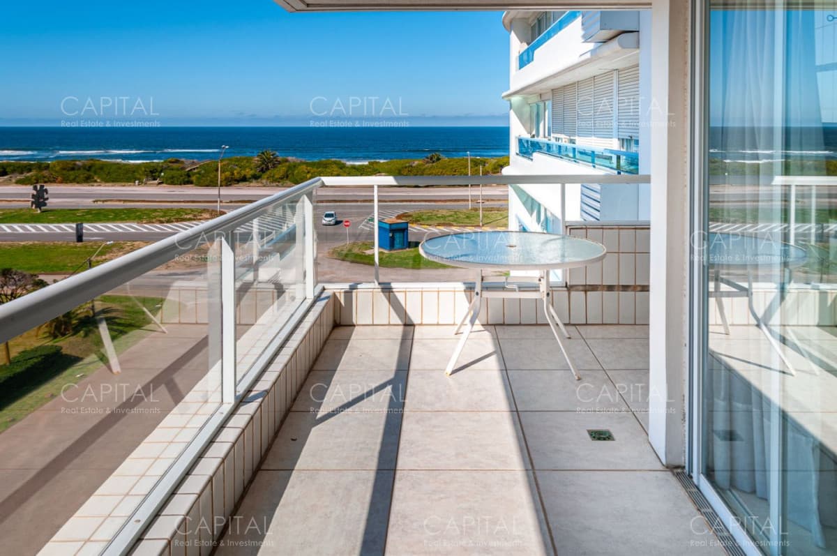 Apartamento de Tres Dormitorios Frente a Playa Brava