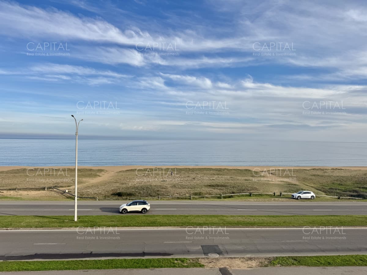 Apartamento semi piso de tres dormitorios frente al mar en playa mansa en venta