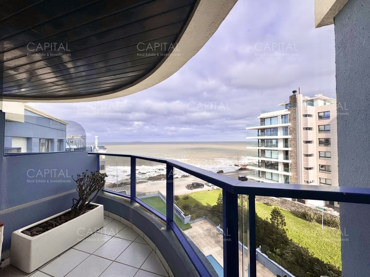 Apartamento de dos dormitorios en venta con vista al mar y parrillero propio. Punta del Este