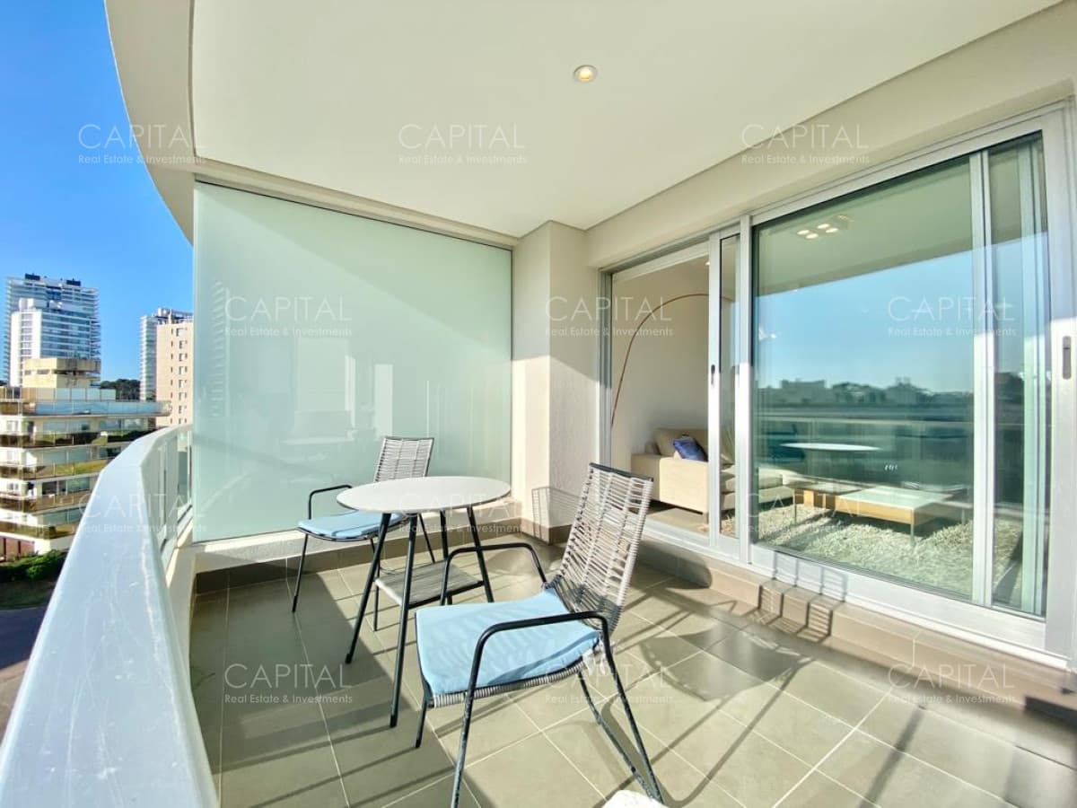 Apartamento de 2 dormitorios en venta en Wind Tower Punta del Este