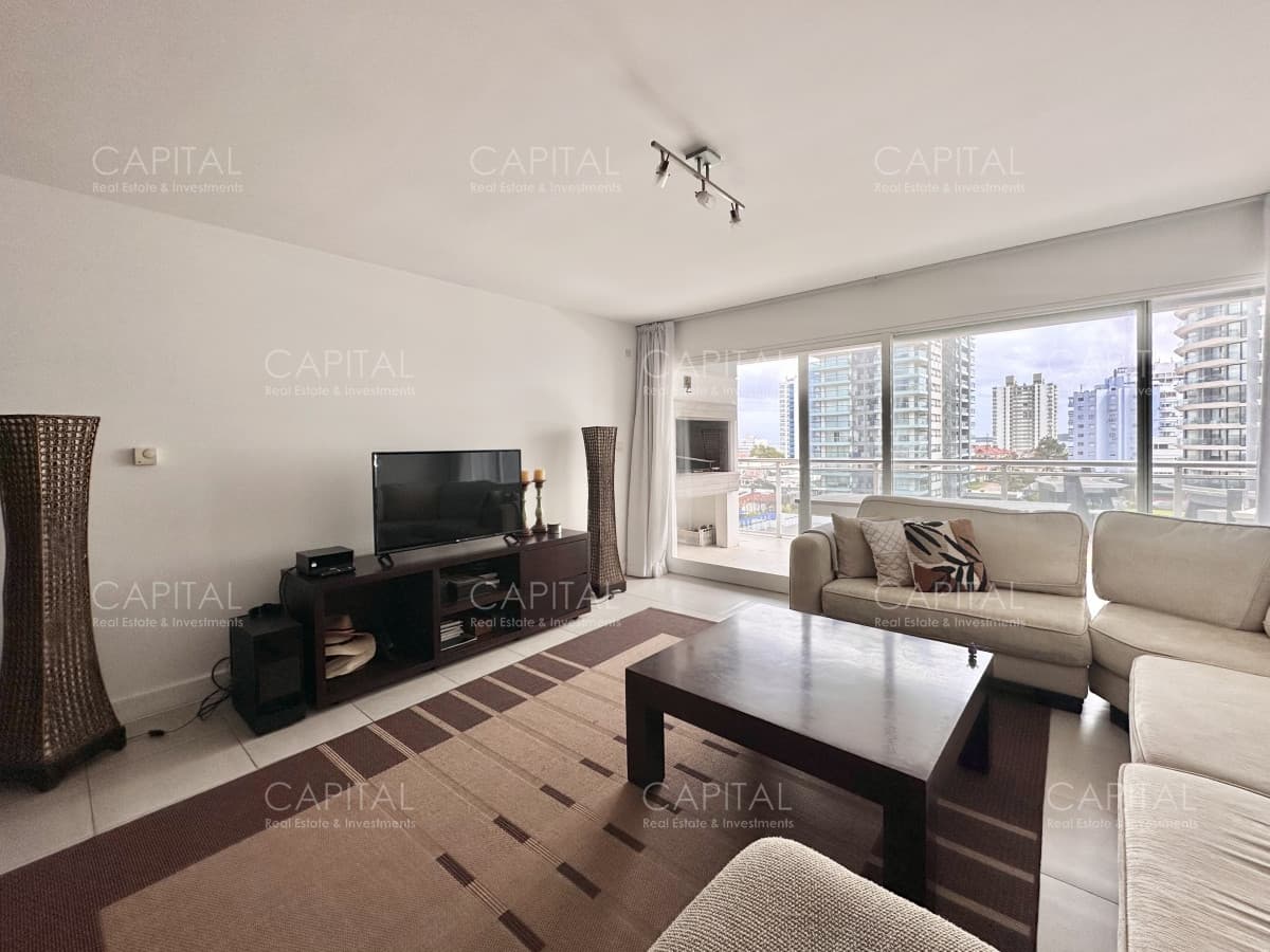 Apartamento de tres dormitorios con Parrillero propio en venta, Playa Brava, Punta del Este.