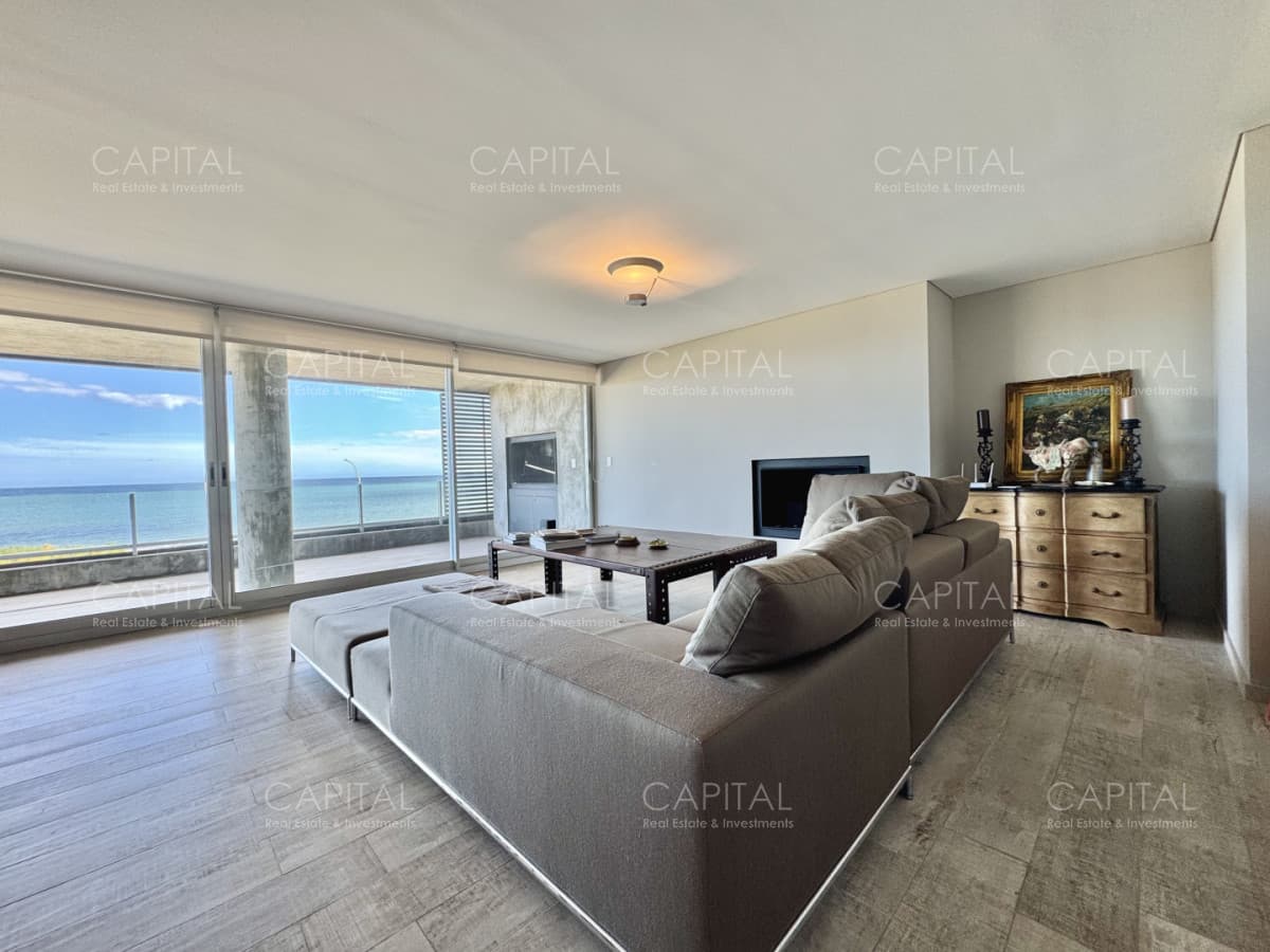 Apartamento duplex frente al mar en playa mansa en venta