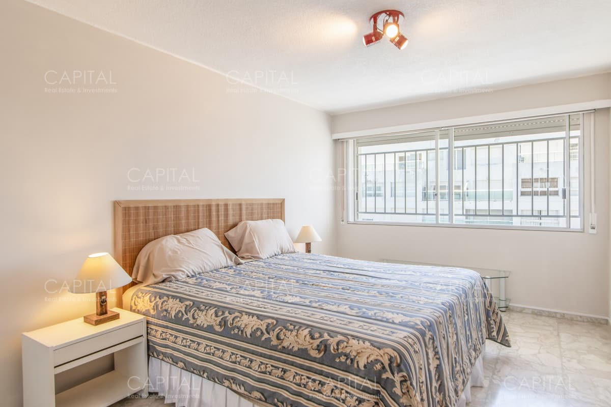 Imarangatu de dos dormitorios y dependencia frente al mar en venta Punta del Este.