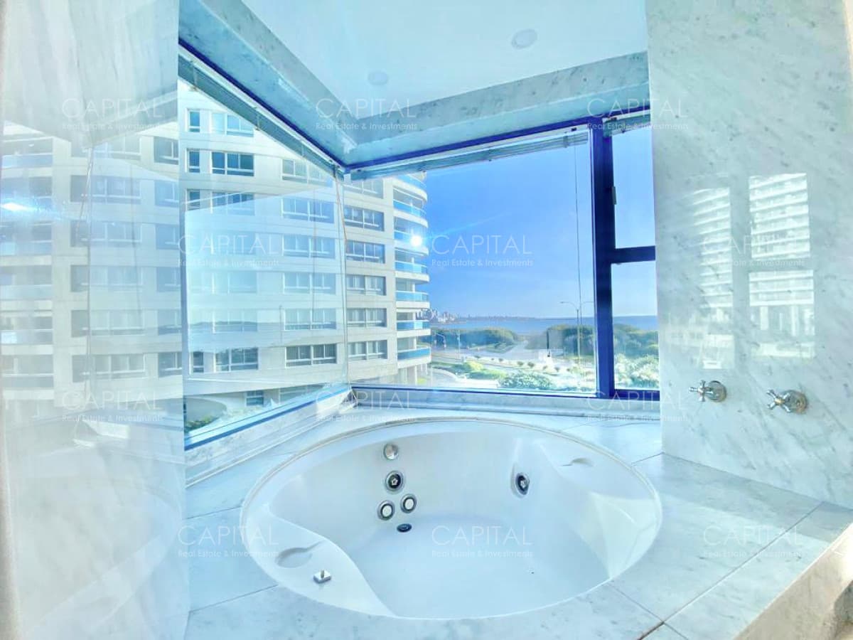 Beverly Tower Punta del Este Apartamento de tres dormitorios frente al mar en alquiler