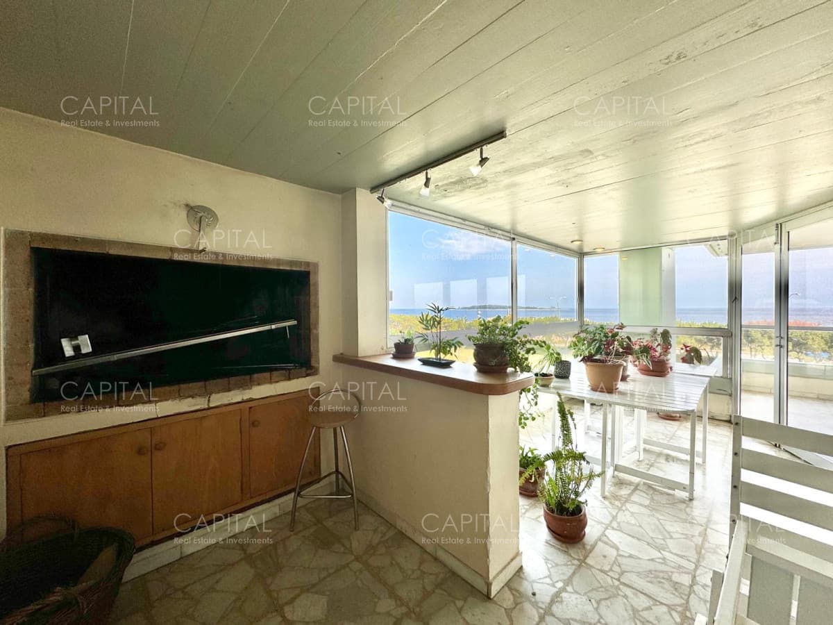 Excelente Apartamento primera linea playa mansa en edificio de categoría