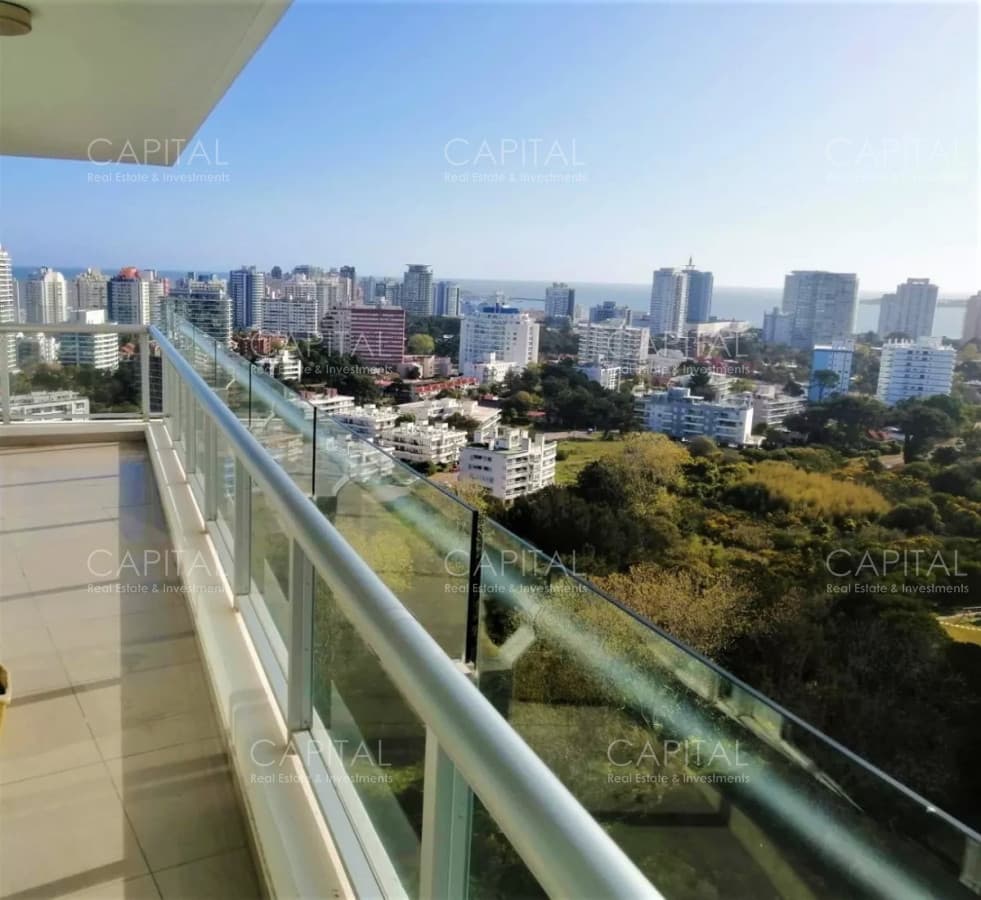 Apartamento de tres dormitorios y dependencia en torre de categoria en Playa Brava