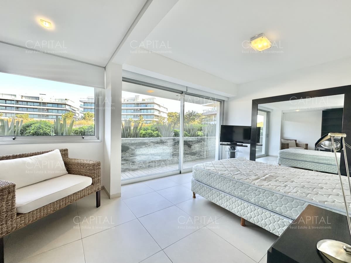 Apartamento de dos dormitorios con parillero en venta, Playa brava