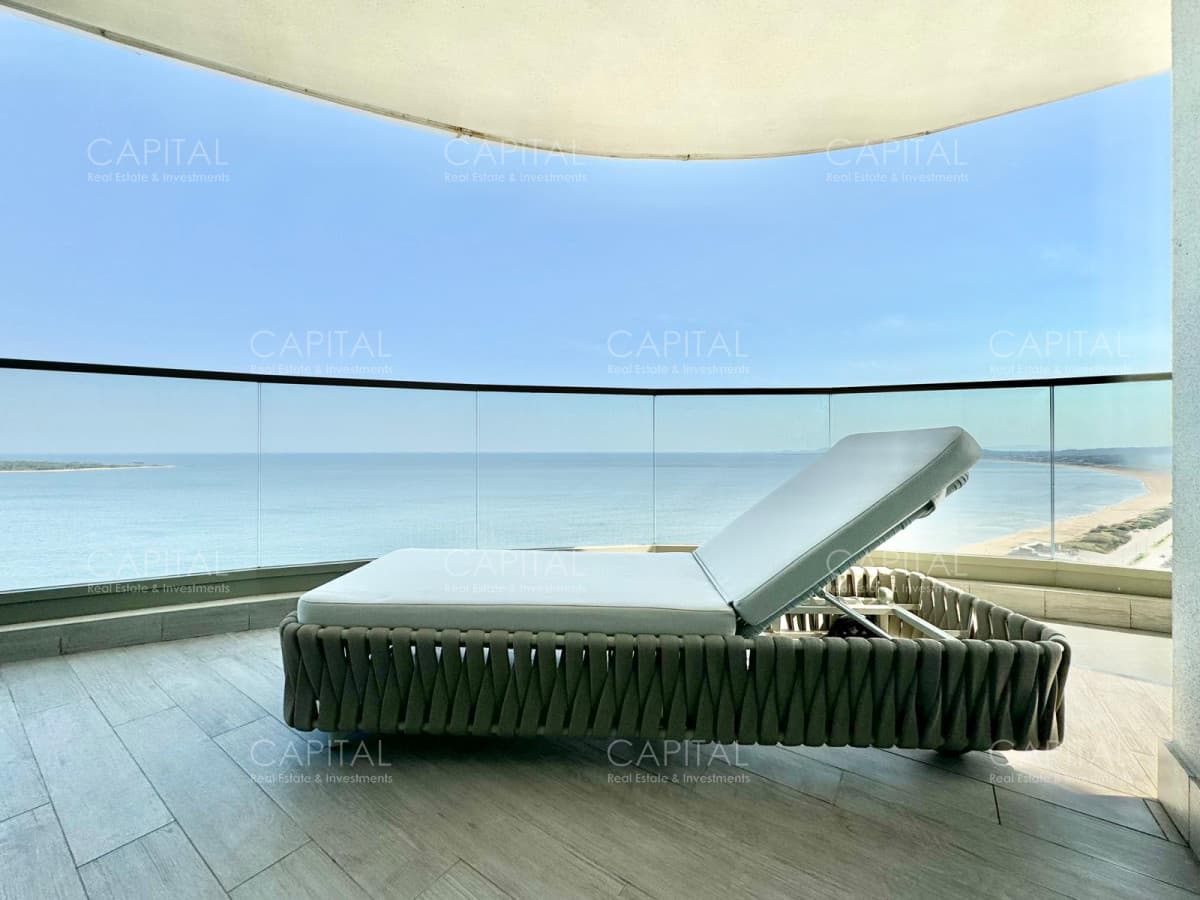 Apartamento esquinero en Fendi, Playa Mansa, Punta del este