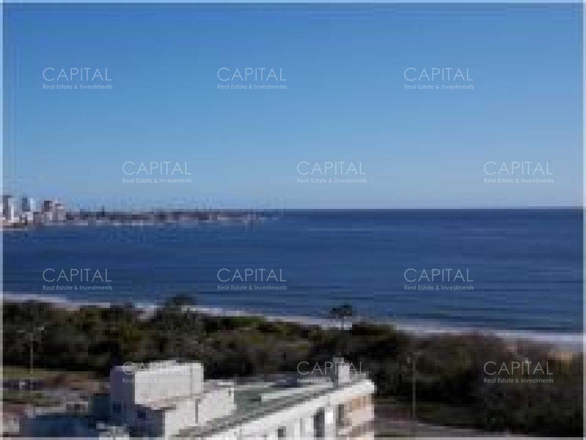 Apartamento en venta y alquiler temporario de tres dormitorios en primera fila de Playa Mansa