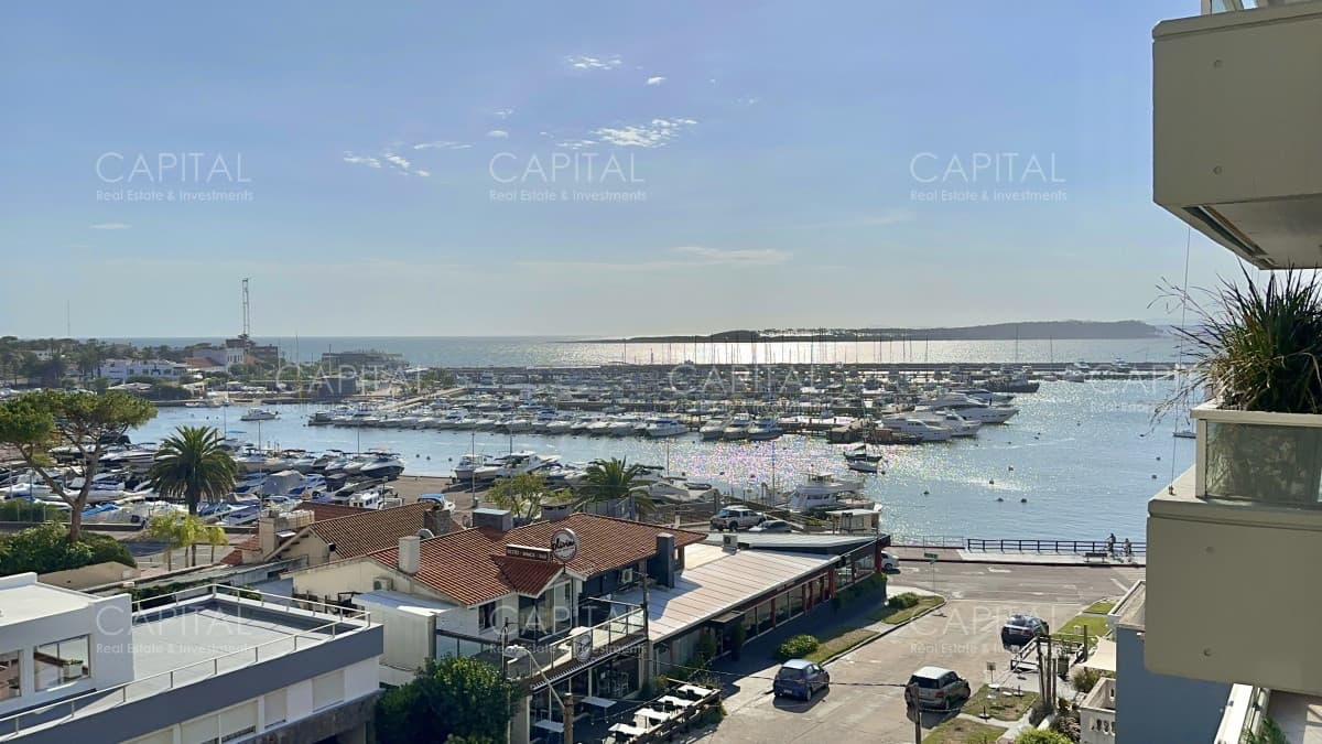 Apartamento de tres dormitorios y de dependencia de servicio, Puerto de Punta del Este.