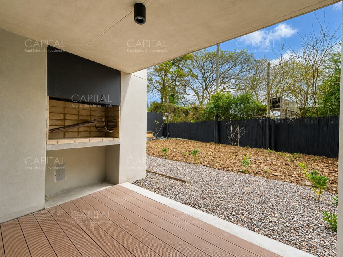 Venta apartamento tres dormitorios con jardín y garaje en Ciudad de la Costa