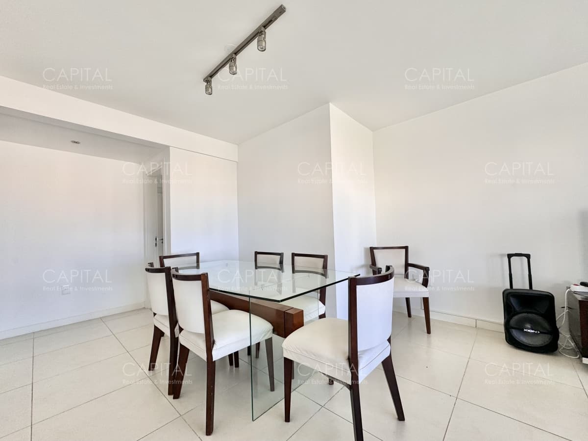 Apartamento de tres dormitorios en venta, Playa Mansa, Punta del Este.