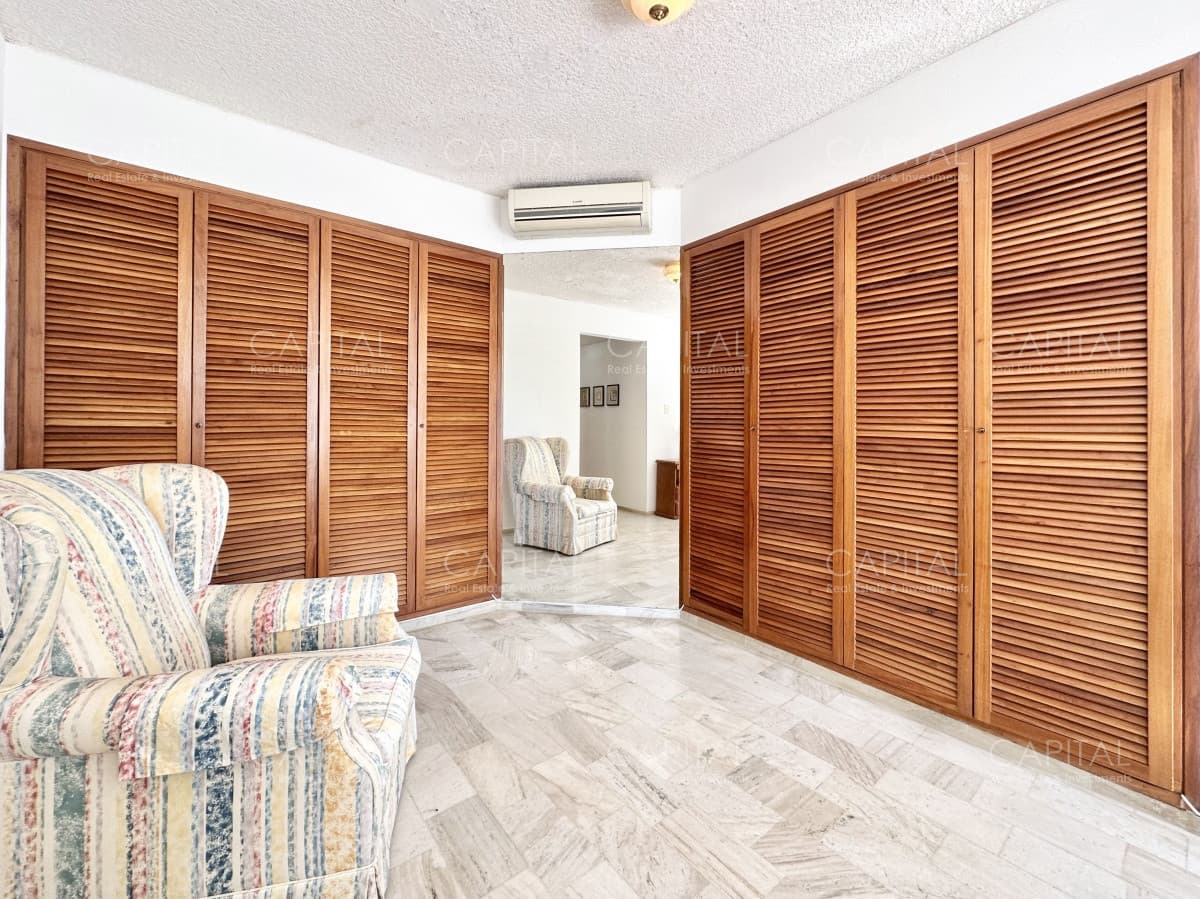 Apartamento de tres dormitorios y dependencia en venta Punta del Este