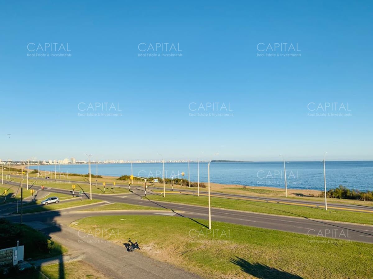Moderno Penthouse a Estrenar de 3 Dormitorios frente a Playa Mansa - Venta