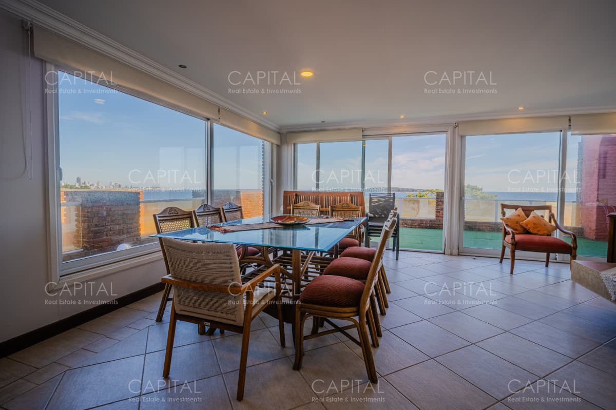 Penthouse de 3 dormitorios  y servicio  en primera linea Playa Mansa